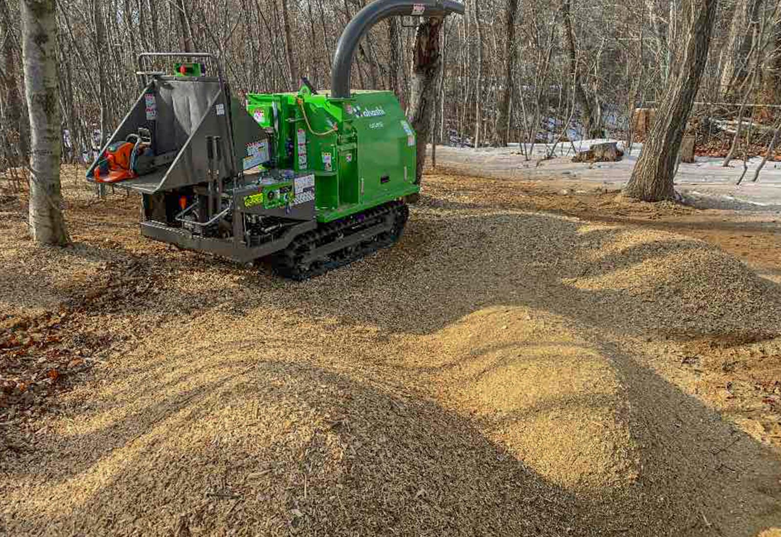 竹林を粉砕機でチップ化